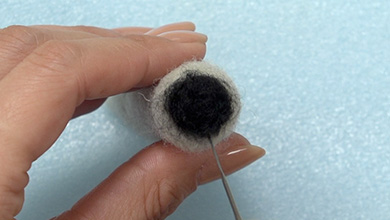 側面には直径0.9cmの円になるように黒い羊毛を刺す