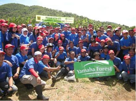 A group of the 2008 tree-planting event participants