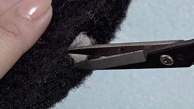Use scissors to cut a rectangle of approx. 8×10mm and a depth of 3mm in the centre of the back.