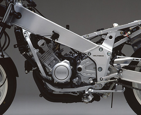 While the FZR400R used the same engine as the FZR400, it boasted lightened pistons, an added friction plate for the clutch, a close-ratio transmission with the same spec as the one supplied in the All Japan TT-F3 (Formula 3) racing kit and more.