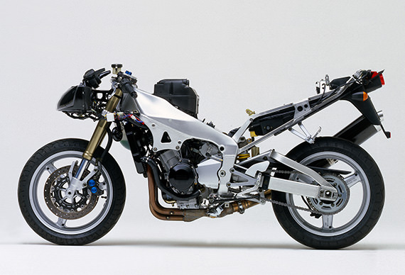 The YZF-R1’s aluminum Deltabox frame and chassis (1998 year model)