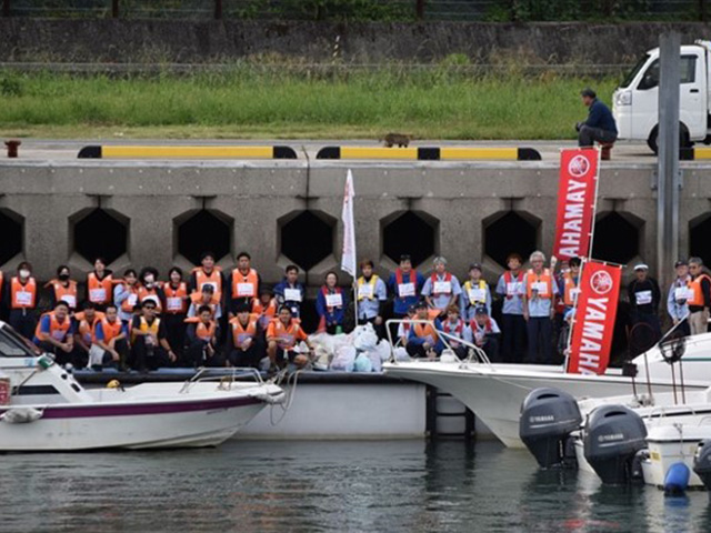 Group photo taken during marine cleanup at Yatsushiro Sea conducted by Yamaha Kumamoto Products and Yamaha Amakusa Manufacturing