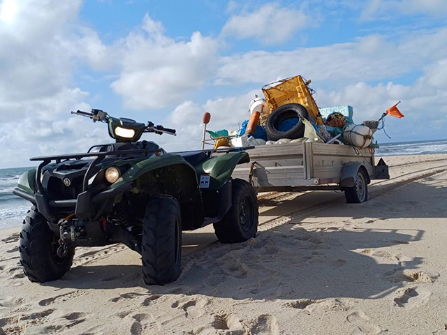 Loading collected garbage onto Yamaha products at during the marine litter collection volunteer activity