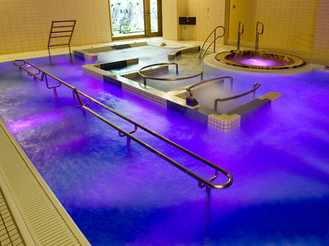 Our underwater lighting systems can light up your pool. -2-