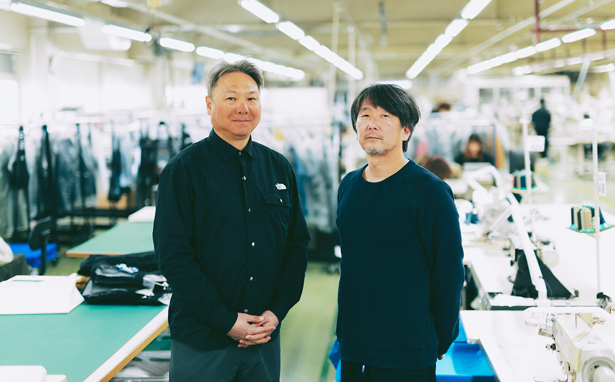 左：アパレル事業部の畑野健一さん　右：生産技術部リペア・EPグループマネージャーの鏡達朗さん