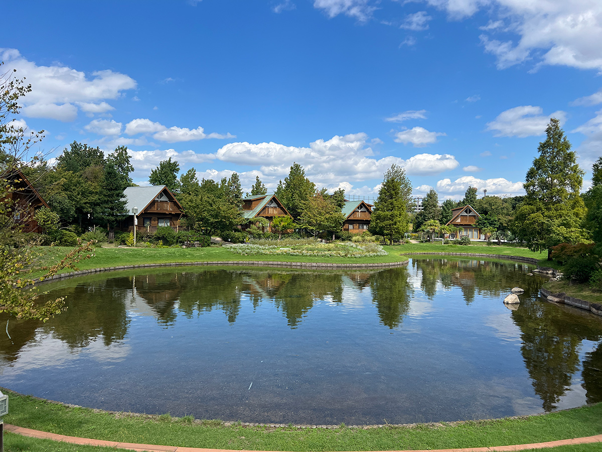 池を囲んで建つホテルの写真