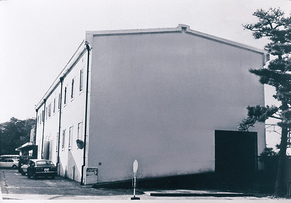 日本楽器（当時）の金属材料研究所・東京研究所・浜松研究所・まゆ倉庫の研究課を統合して設置されたヤマハ研究所（1959年）