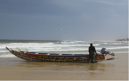 セネガルの木造漁船