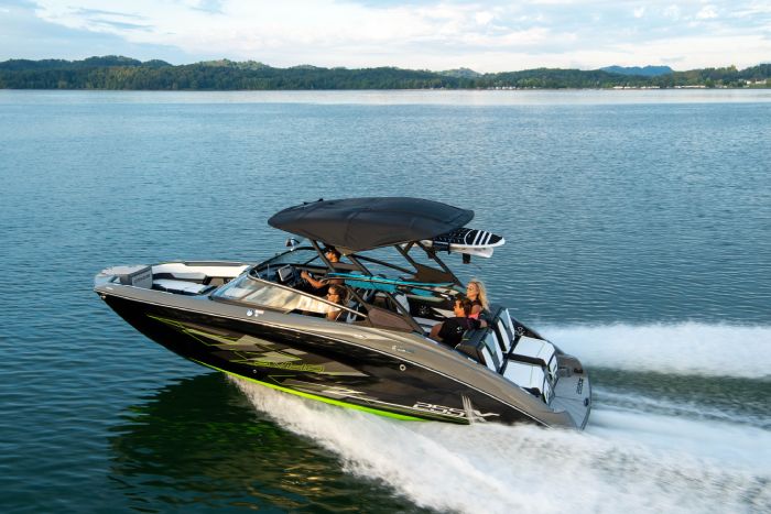 スポーツボート2021年モデル を発売 ～ウェイクサーフィンに特化した 