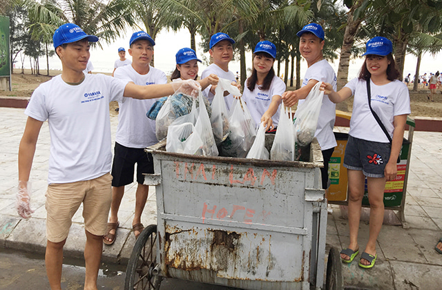 青い海のためのビーチクリーン活動（ベトナム）