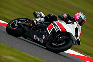 鈴鹿8耐のフリー走行を走る#62 YZF-R1