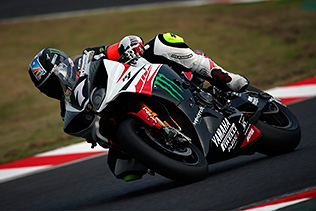 鈴鹿8耐のフリー走行を走る#7 YZF-R1