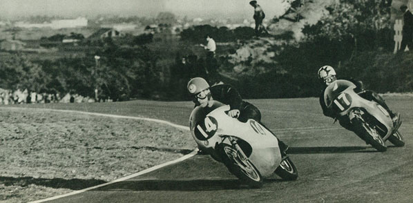 1962年に開催された第1回全日本ロードレース、鈴鹿にて(#14伊藤史朗）