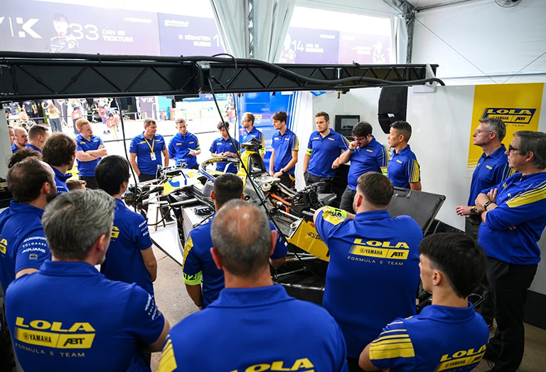 レースイベント初日に行われるチームミーティング。団結の鍵を握る場『写真』