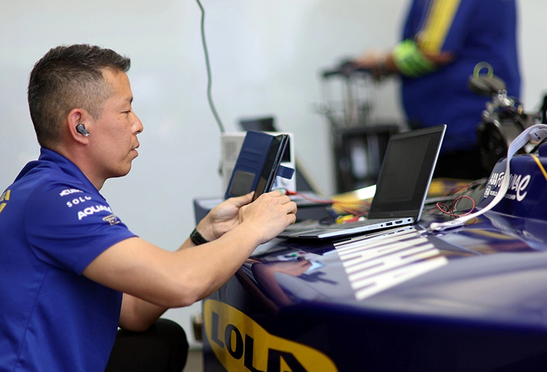 レースの現場にて、トラブル対応のためインバータのデータを収集・分析『写真』