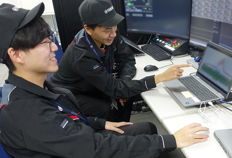 本社（静岡県磐田市）の評価設備でモーターの性能開発試験を実施『写真』