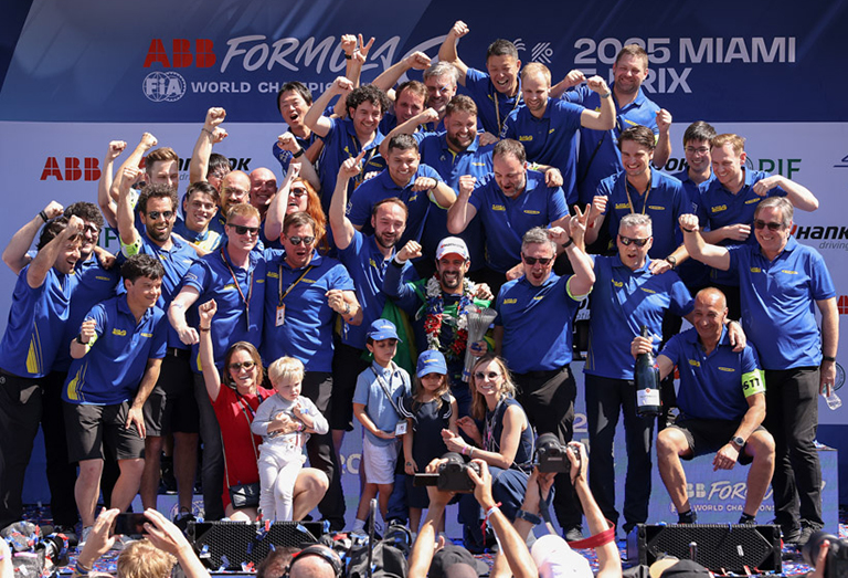 チーム初となる2位表彰台を獲得した際のセレモニー『写真』