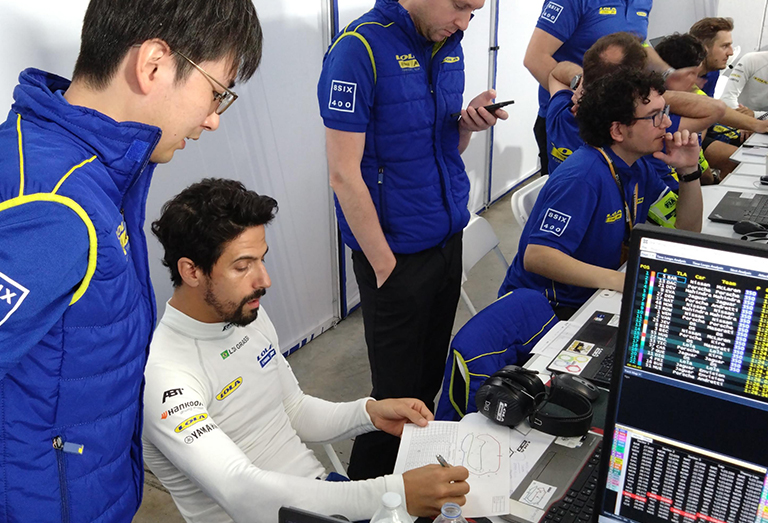 ドライバーとレースプランを相談し、制御セッティングを調整
『写真』