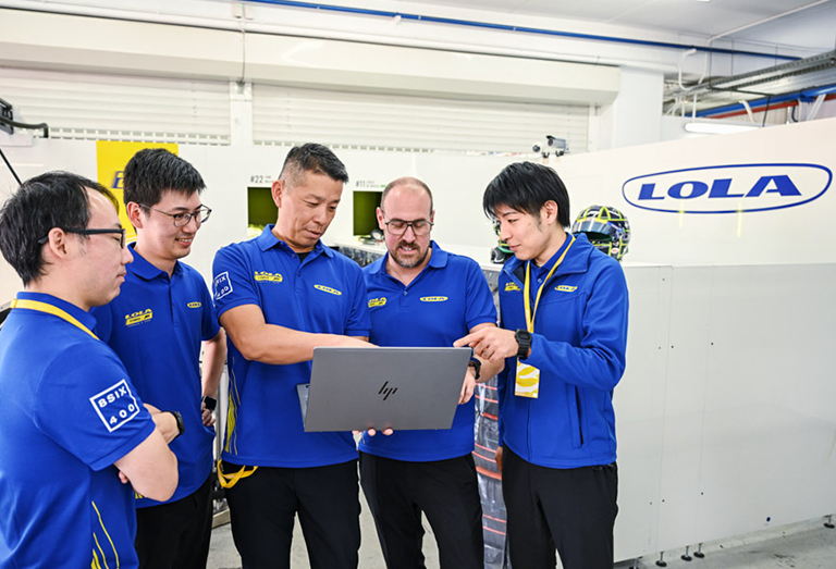 システムエンジニア（右から２番目）と走行プランを確認『写真』