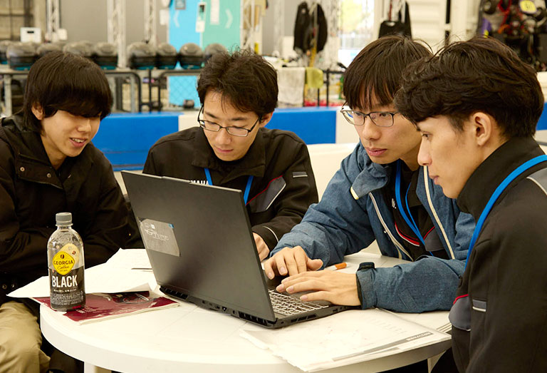 出走30分前まで修正作業を行う『写真』