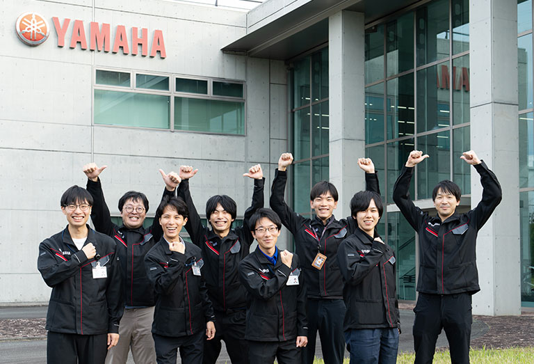 大会終了後、サポートしてくれた先輩社員と共に記念撮影『写真』