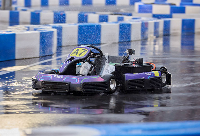 雨の中、自動走行するEVカート『写真』