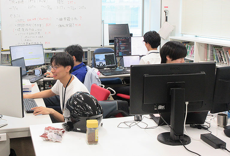 話し合いをしやすいよう、自主的に並べ替えた座席配置『写真』