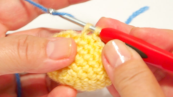 新しい色の糸で細編みを編み上げます