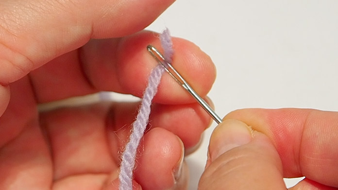 糸端に針穴を重ねて糸端を2つ折りにします