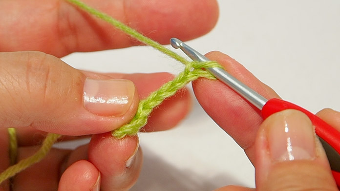 引き抜き編みを3目編み、編み止めをして糸を切ります
