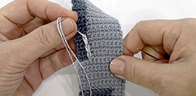作り目から色変えをして 往復編みでグレーのパーツを編む