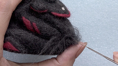 パーツAの先端、パーツDが重なった部分に混色羊毛を刺し、接続部分の隙間を埋める