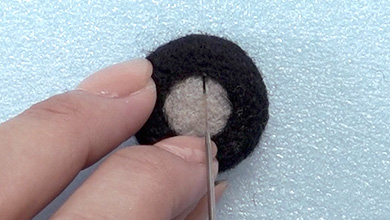 円の周囲0.4cm幅部分を黒の羊毛で色をつける