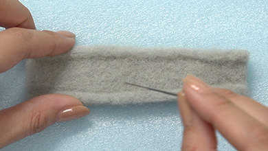 羊毛をひとつまみ刺しつけ、0.3cmの縁部分を作る
