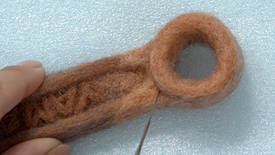 接続部分に同じ色の羊毛を足し、刺して形を整える