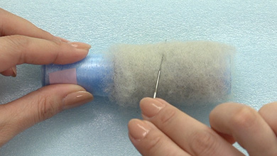中の芯材を刺さないよう、回しながら羊毛だけを刺していく 6cmの線からはみ出さないよう、厚みが1cmになるまで羊毛を巻き刺していく