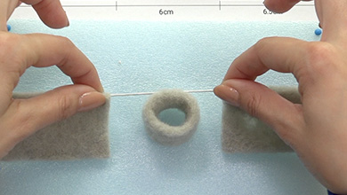 接着部は指でしっかり押さえて固定させ、接着部は羊毛で差し止める