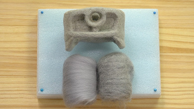 凹み部分には濃いグレーの羊毛を刺す。 ピストン全体は薄いグレーの羊毛を刺す