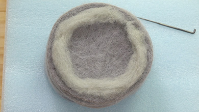 内側0.2cmに薄いグレーの羊毛を高さ0.3cmで１周刺していく