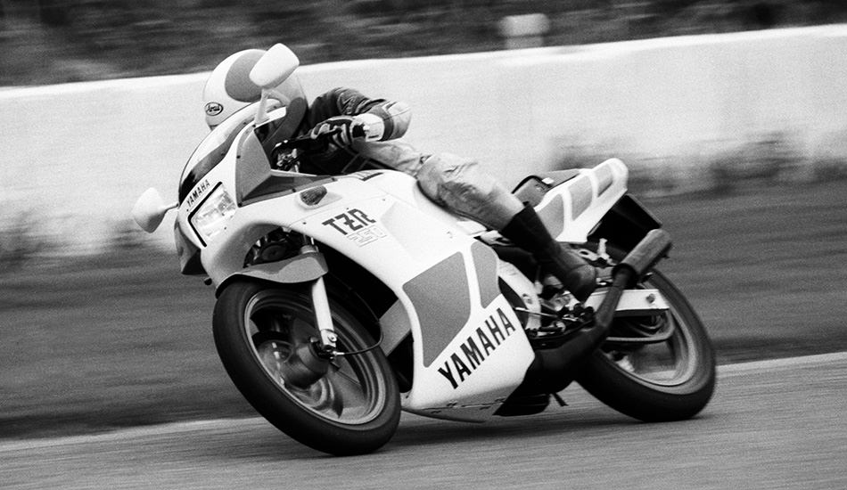 TZR250を試乗する根本健氏。その乗り味はYZR500を彷彿とさせるものだと語った(1981年)