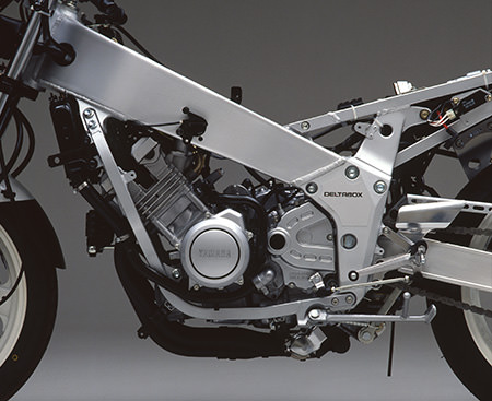 FZR400Rのエンジンは、FZR400と同一だが、軽量化されたピストン、クラッチのフリクションプレートの追加、F3キット同様のクロスレシオミッションなどが奢られた