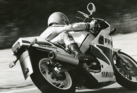 FZR1000に試乗する根本氏