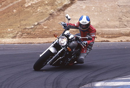 XJR1200に試乗する根本氏(1994年)