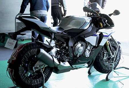 根本氏の試乗を待つYZF-R1M 袋井テストコースにて