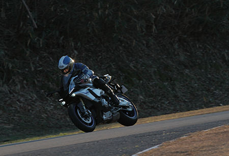 YZF-R1Mでコースインする根本氏 袋井テストコース