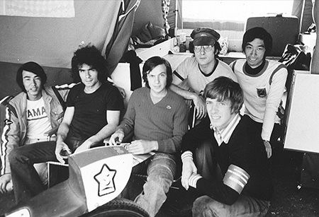 根本健氏（後列右側） 1973年フランス・マクルーニサーキットにて