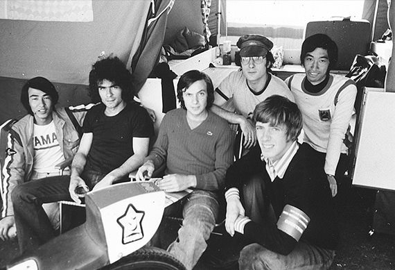 根本健氏（後列右側） 1973年フランス・マクルーニサーキットにて
