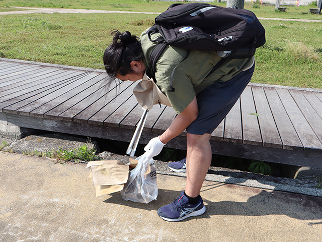海釣り公園の沿道でゴミを拾っている様子
