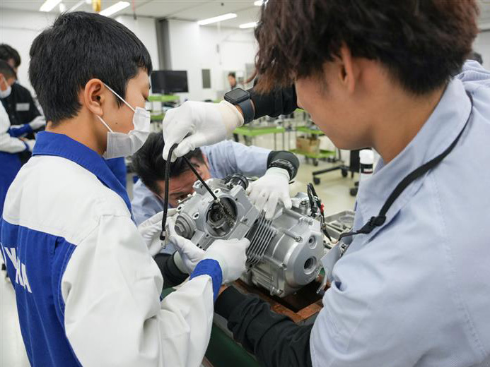 中学生がエンジンの分解と組み立てにチャレンジ