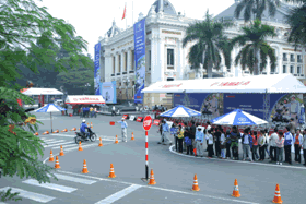 A traffic safety awareness contest was held for teams of college students in Hanoi, Vietnam